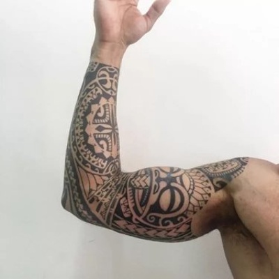  Tatouage maori, polynésien sur tout le bras
